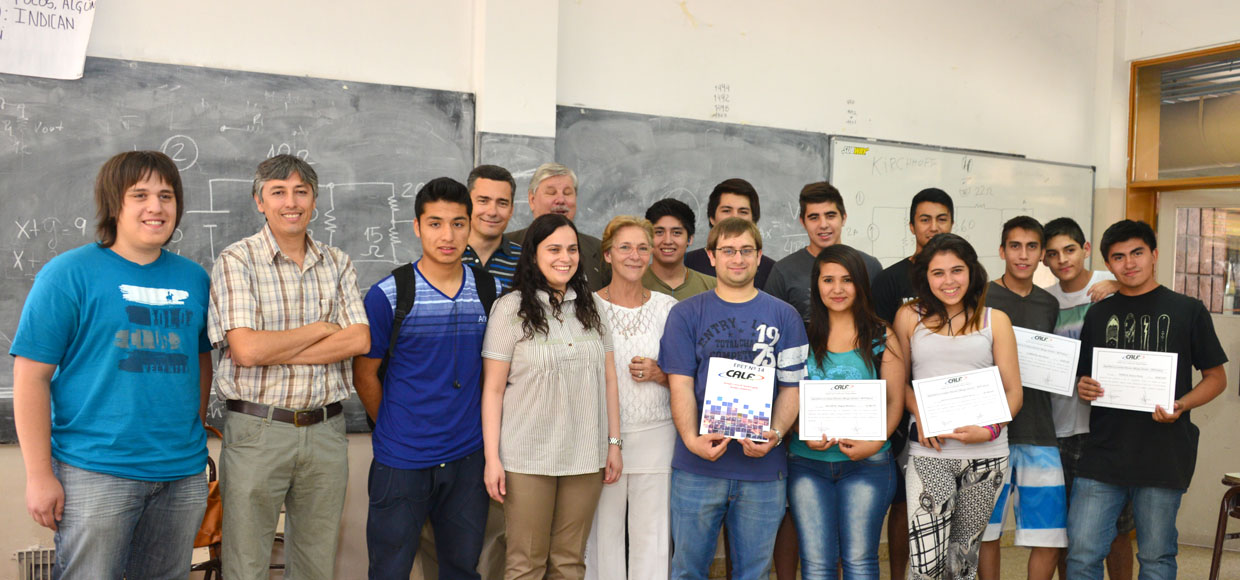 En este momento estás viendo AUTORIDADES DE CALF ENTREGARON CERTIFICADOS A ALUMNOS DE LA EPET N° 14