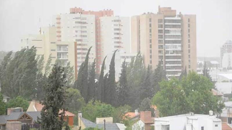 En este momento estás viendo EL VIENTO GENERA INCONVENIENTES EN VARIOS SECTORES DE LA CIUDAD