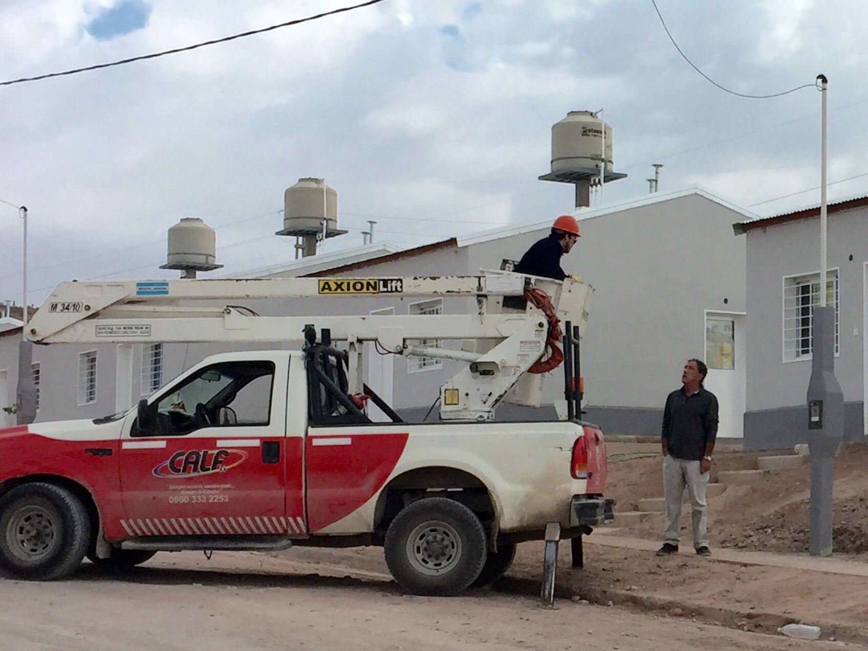 En este momento estás viendo LOS VECINOS DEL SECTOR CUENCA XVI YA CUENTAN CON ENERGÍA ELÉCTRICA