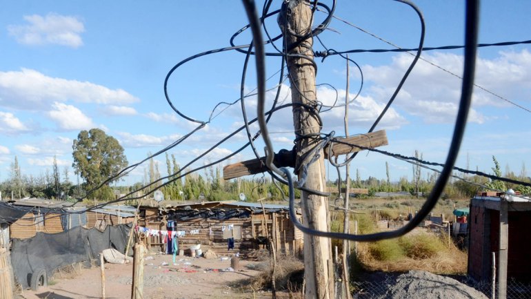 Lee más sobre el artículo HAY 7000 FAMILIAS COLGADAS DE LA LUZ QUE CORREN PELIGRO