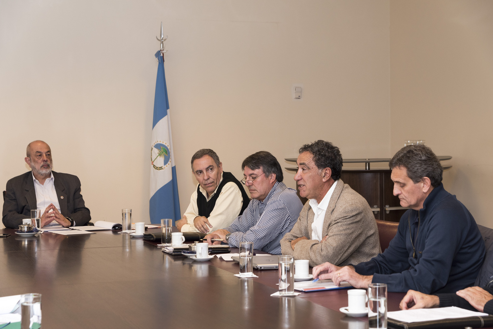 En este momento estás viendo EL PRESIDENTE DE LA COOPERATIVA EXPUSO ANTE LOS DIPUTADOS PROVINCIALES SOBRE ENERGÍA RENOVABLE