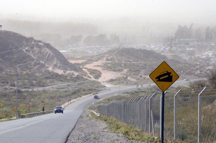 Lee más sobre el artículo EL FUERTE VIENTO CAUSÓ PROBLEMAS EN NEUQUÉN