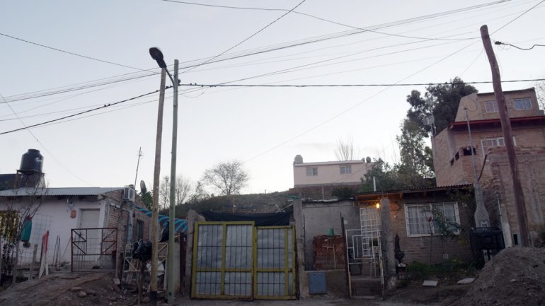 En este momento estás viendo FIN A LOS COLGADOS: LLEVARÁN LA LUZ A TODAS LAS TOMAS