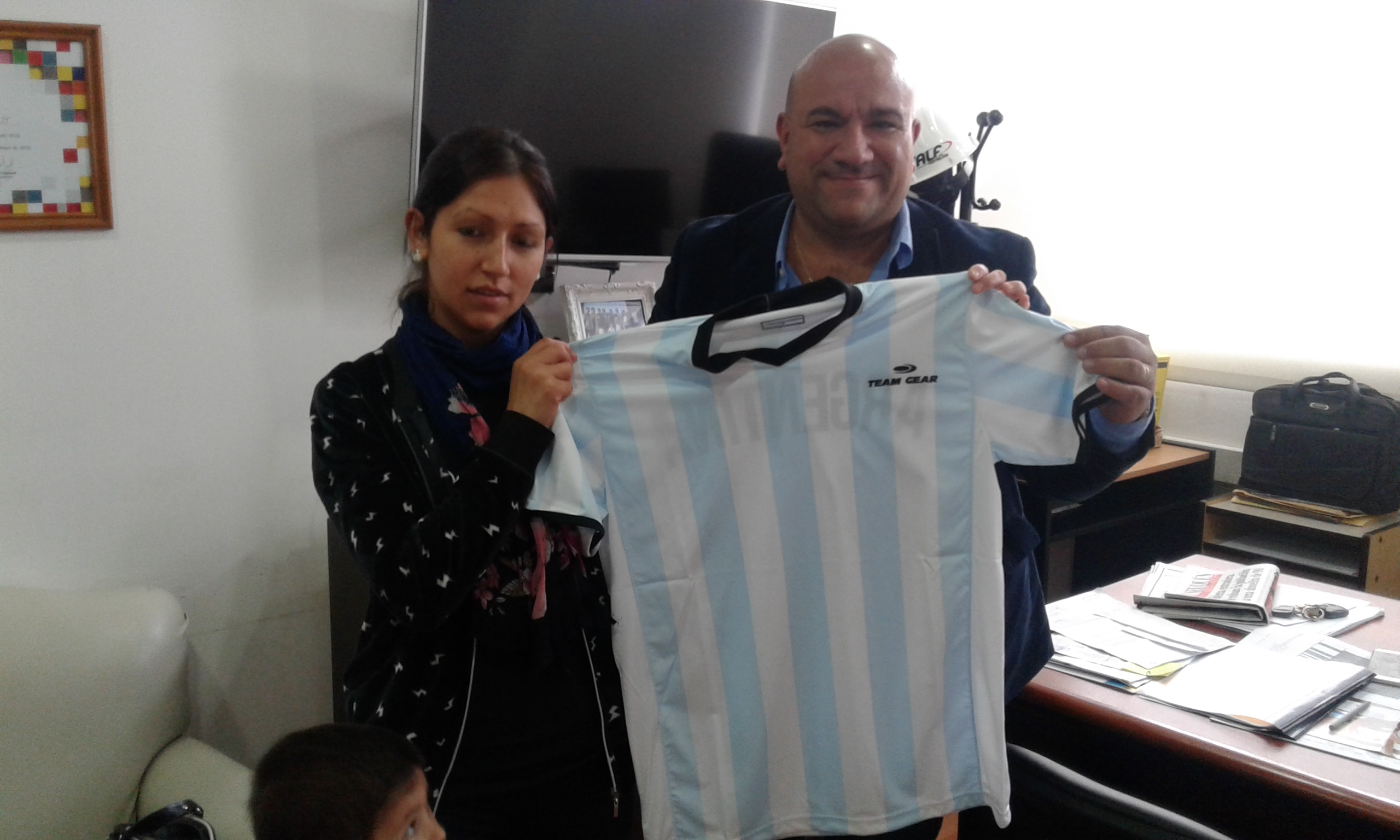 En este momento estás viendo EQUIPO DE FÚTBOL FEMENINO DE VILLA CEFERINO YA CUENTA CON CAMISETAS