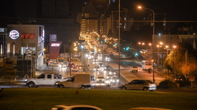 En este momento estás viendo CON LUZ LED, LA MUNI BUSCA AHORRAR UN 50% DE ENERGÍA