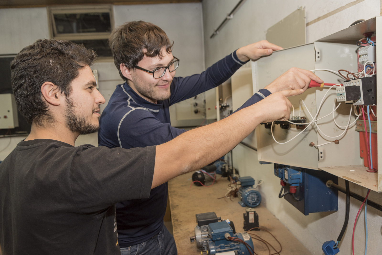 En este momento estás viendo CURSO GRATUITO INSTALADOR ELECTRICISTA DE CONTROLADORES LÓGICOS PROGRAMABLES (PLC)