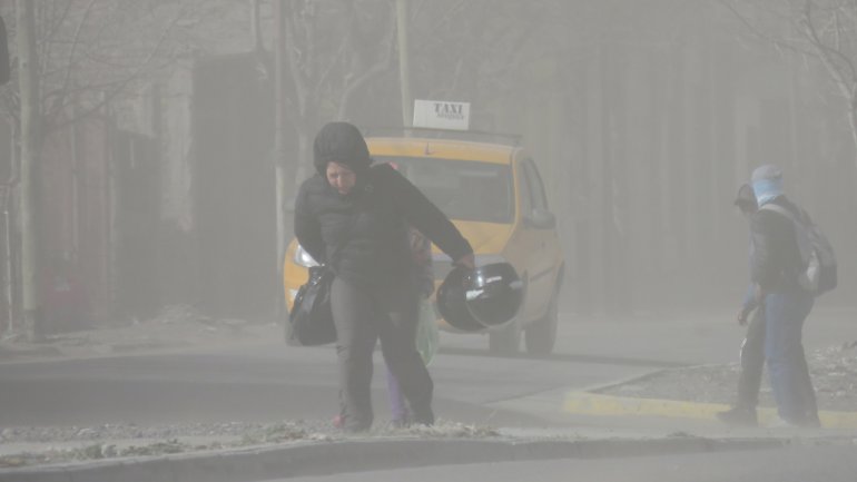 En este momento estás viendo RENUEVAN ALERTAS POR VIENTOS FUERTES EN EL ALTO VALLE Y LA CORDILLERA