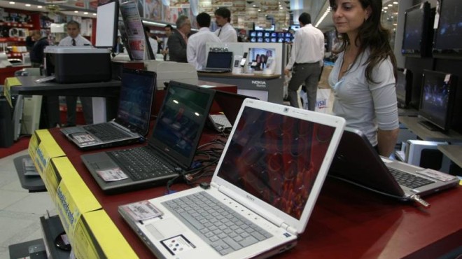 Lee más sobre el artículo CUÁNTA ELECTRICIDAD SE CONSUME CUANDO NO SE APAGAN LAS COMPUTADORAS