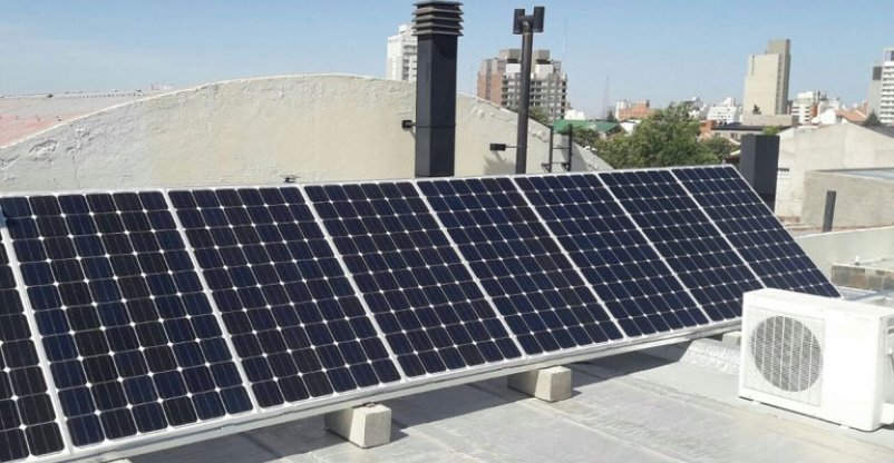 En este momento estás viendo LA GENERACIÓN SOLAR FOTOVOLTAICA Y LOS AHORROS DE POTENCIA QUE GENERA LA TECNOLOGÍA