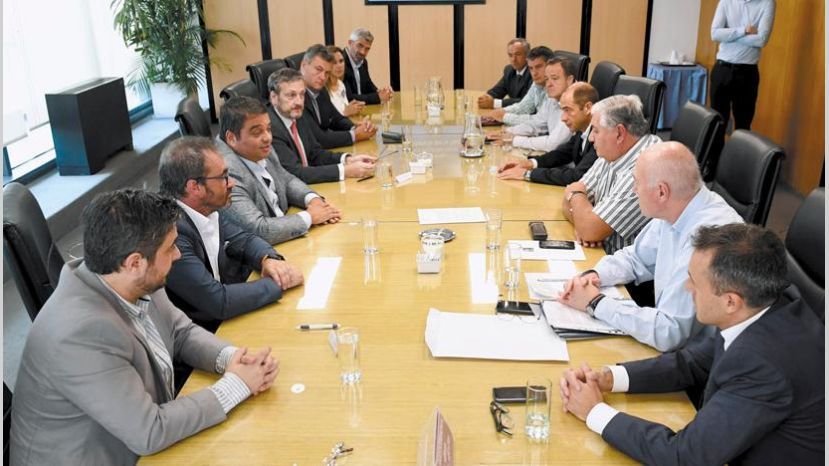 Lee más sobre el artículo TRABAJO CONSOLIDA PARITARIAS DE 15%: FIRMÓ LUZ Y FUERZA Y LA PRÓXIMA SERÁ LA UOCRA