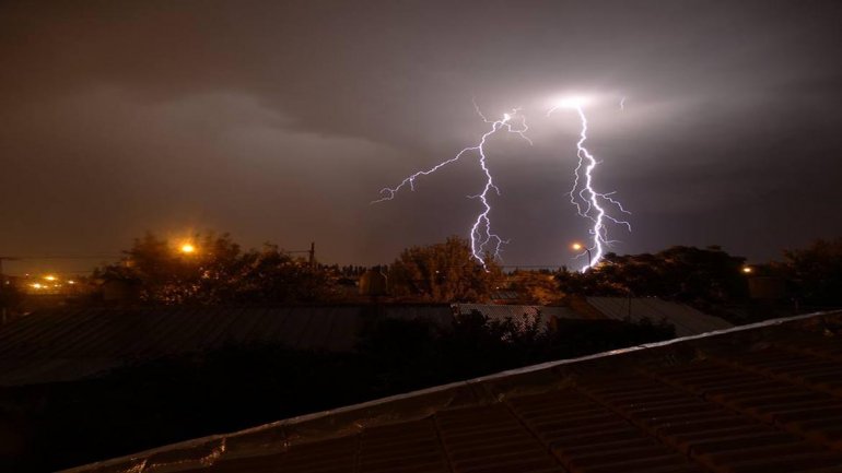 En este momento estás viendo TIEMPO DE LOCOS: SE VIENE UNA SEMANA DE CALOR, LLUVIA, TORMENTAS Y VIENTO