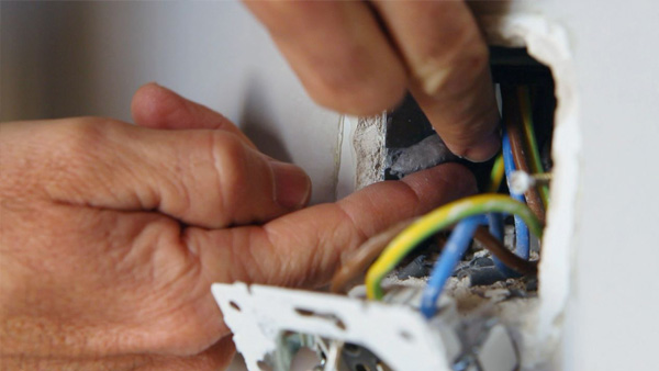 Lee más sobre el artículo SIETE CONSEJOS PARA UN HOGAR SIN RIESGOS ELÉCTRICOS