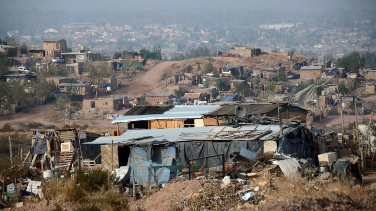 En este momento estás viendo EN NEUQUÉN HAY 77 MIL POBRES Y EL ÍNDICE SUBIÓ 4,4 PUNTOS EN EL PRIMER SEMESTRE