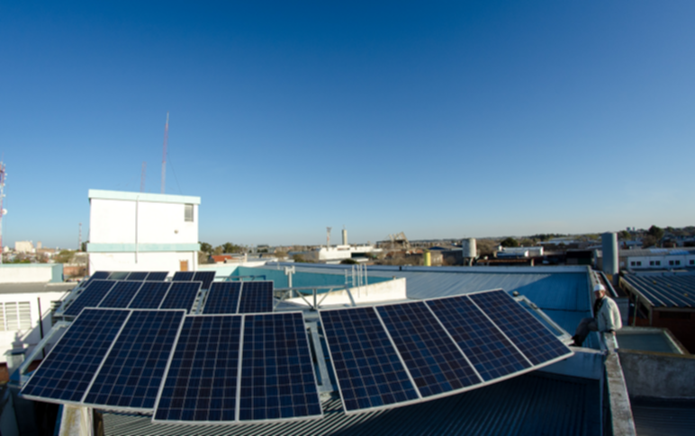 En este momento estás viendo MAR DEL PLATA: LA FACULTAD DE INGENIERÍA, EL EDIFICIO QUE TRANSFORMA LA ENERGÍA SOLAR EN ELECTRICIDAD