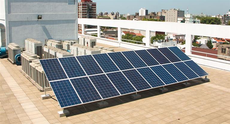 Lee más sobre el artículo CÓMO IMPACTARÁ EN LAS FACTURAS LA LEY QUE PERMITE A LOS USUARIOS GENERAR SU PROPIA ENERGÍA