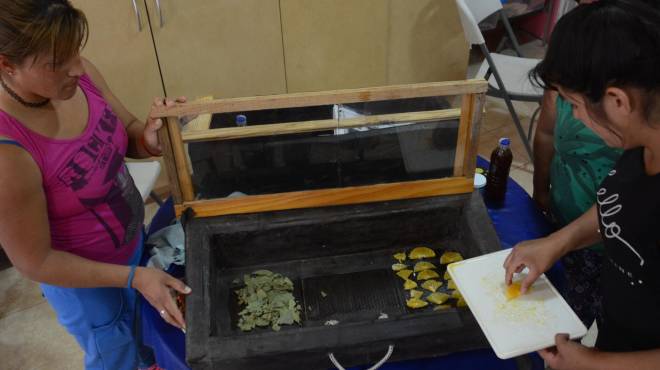 En este momento estás viendo SECADORES SOLARES DE ALIMENTOS PARA AYUDAR A LOS QUE MENOS TIENEN