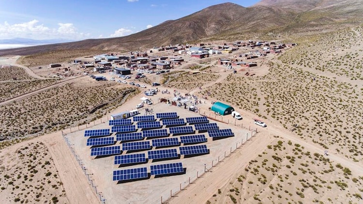 Lee más sobre el artículo PUEBLOS SOLARES: LA RECONVERSIÓN TECNOLÓGICA DE LAS COMUNIDADES AISLADAS QUE AHORA SE ABASTECEN DE ENERGÍA LIMPIA