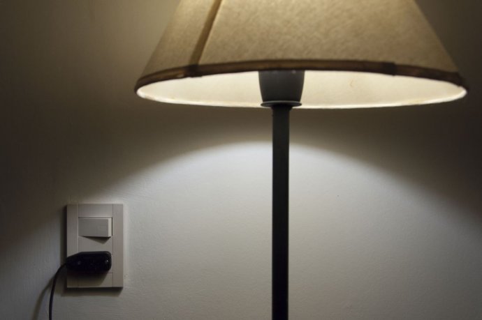 Lee más sobre el artículo LUZ: OFICIALIZAN EL CONGELAMIENTO DE TARIFAS PARA RESIDENCIALES (SUBE PARA EL RESTO)