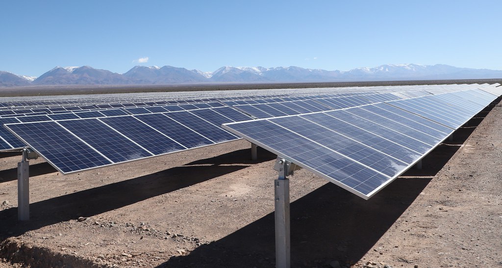 En este momento estás viendo COMENZÓ A FUNCIONAR UNA PLANTA SOLAR QUE ABASTECERÁ DE ENERGÍA A 55 MIL HOGARES