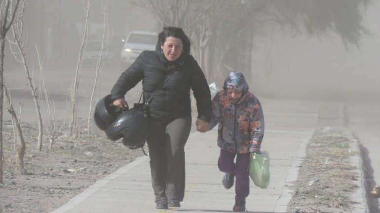 En este momento estás viendo ALERTAN POR FUERTES VIENTOS EN EL ALTO VALLE