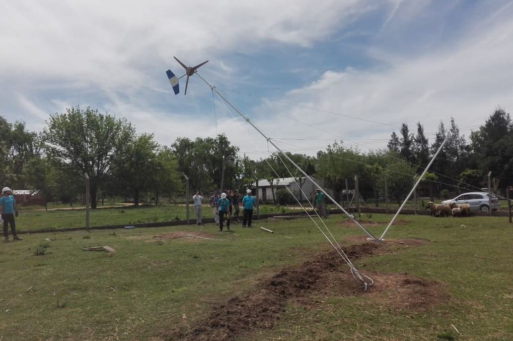 En este momento estás viendo BARADERO: ALUMNOS CONSTRUYERON AEROGENERADORES PARA PROVEER DE ENERGÍA ELÉCTRICA A DOS COLEGIOS RURALES