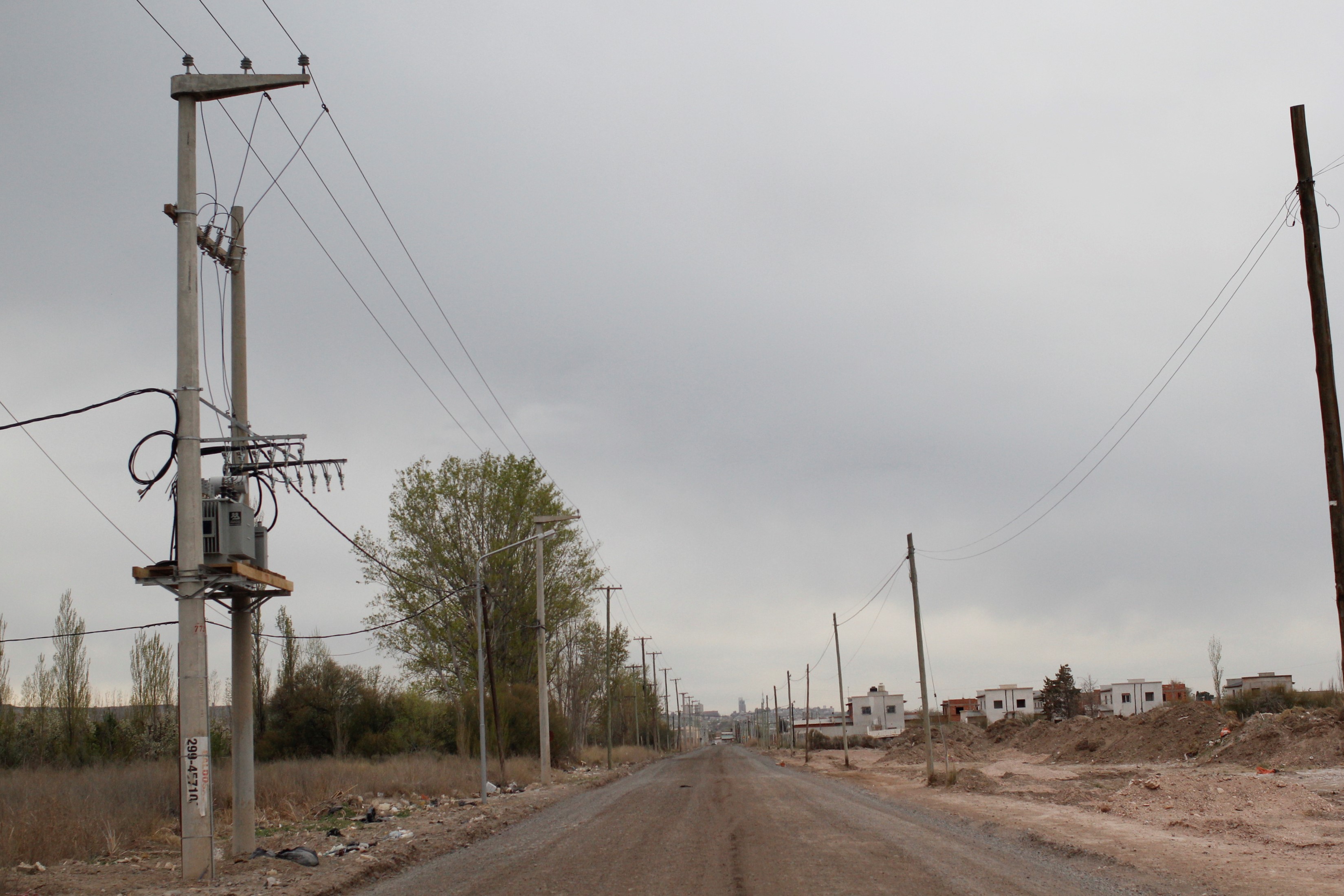 En este momento estás viendo COLONIA VALENTINA: CALF AVANZA CON LAS OBRAS DEL TENDIDO ELÉCTRICO