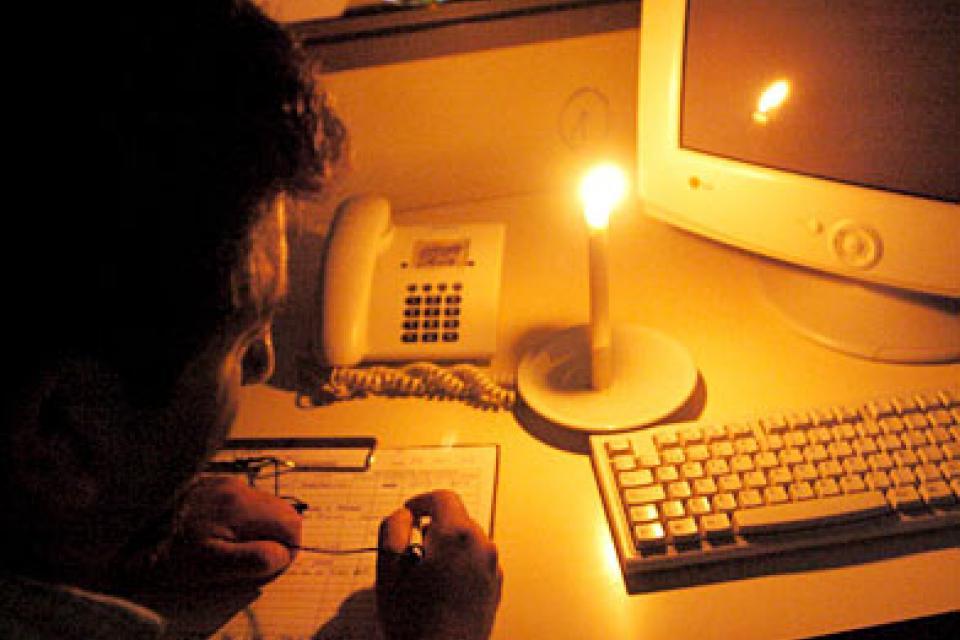 Lee más sobre el artículo MILES DE USUARIOS SIN LUZ POR FALTA DE PAGO