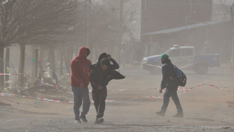 Lee más sobre el artículo ALERTAN POR FUERTES VIENTOS PARA LA TARDE DE ESTE VIERNES EN NEUQUÉN
