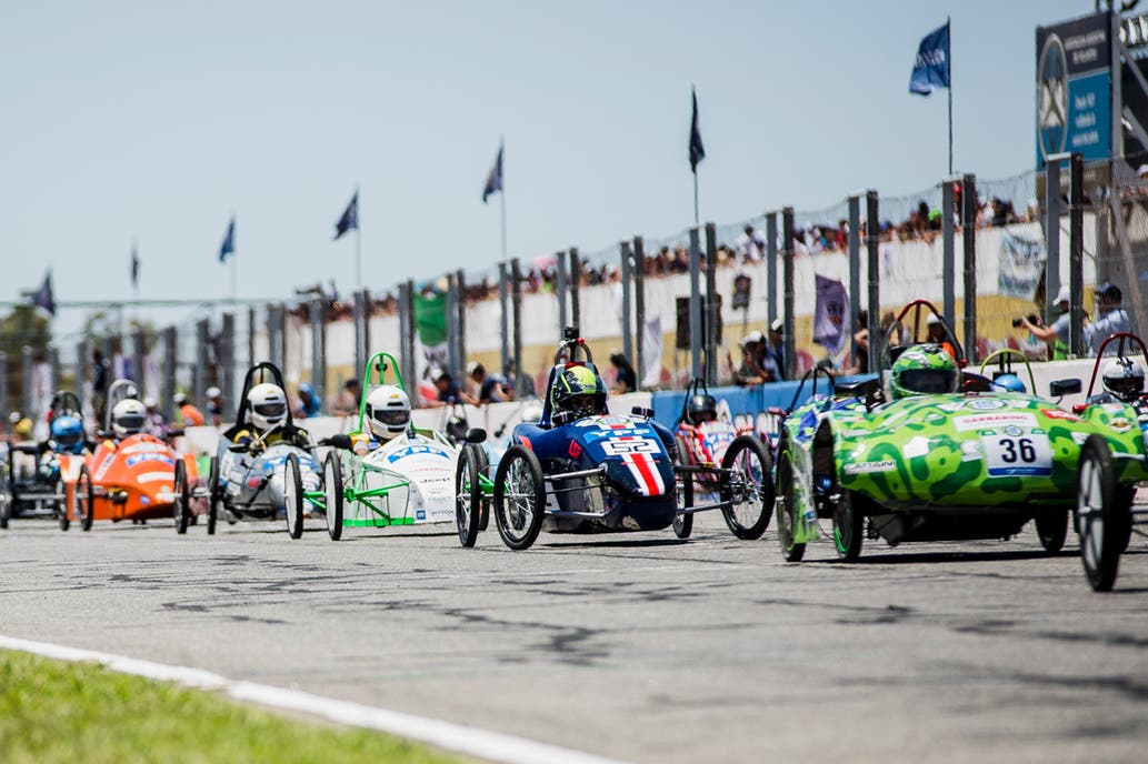 Lee más sobre el artículo EMISIÓN CERO: MÁS DE 800 ALUMNOS COMPITIERON EN AUTOS ELÉCTRICOS EN EL AUTÓDROMO