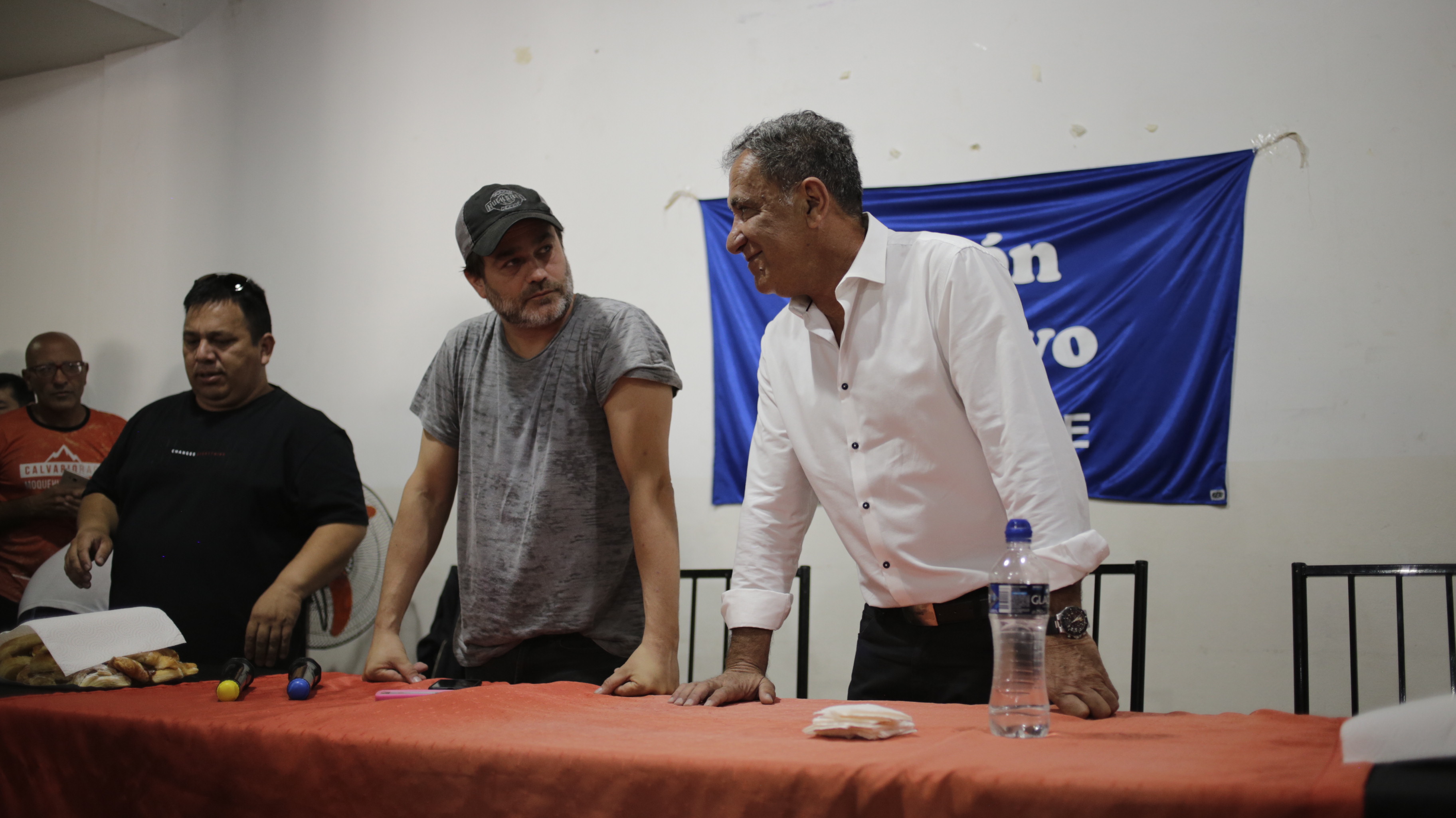 Lee más sobre el artículo GASTÓN PAULS EN NEUQUÉN: «CUANDO CONTÁS COSAS PARA QUE LA GENTE PIENSE, EMPIEZAN LOS DISPAROS»