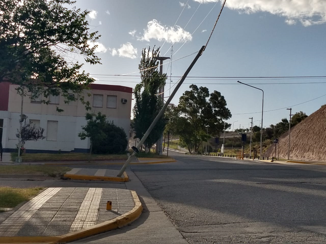 En este momento estás viendo Los postes también sufren los efectos del viento