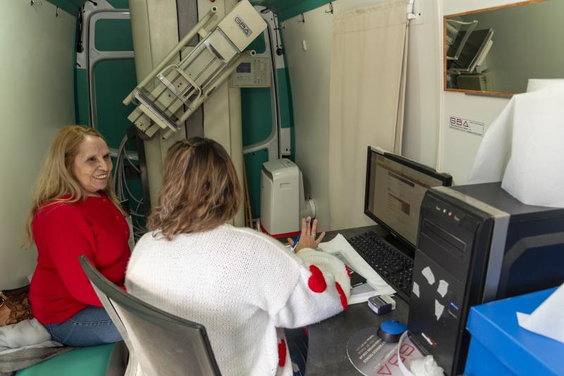 En este momento estás viendo Apoyo de CALF al mamógrafo móvil en San Lorenzo Norte