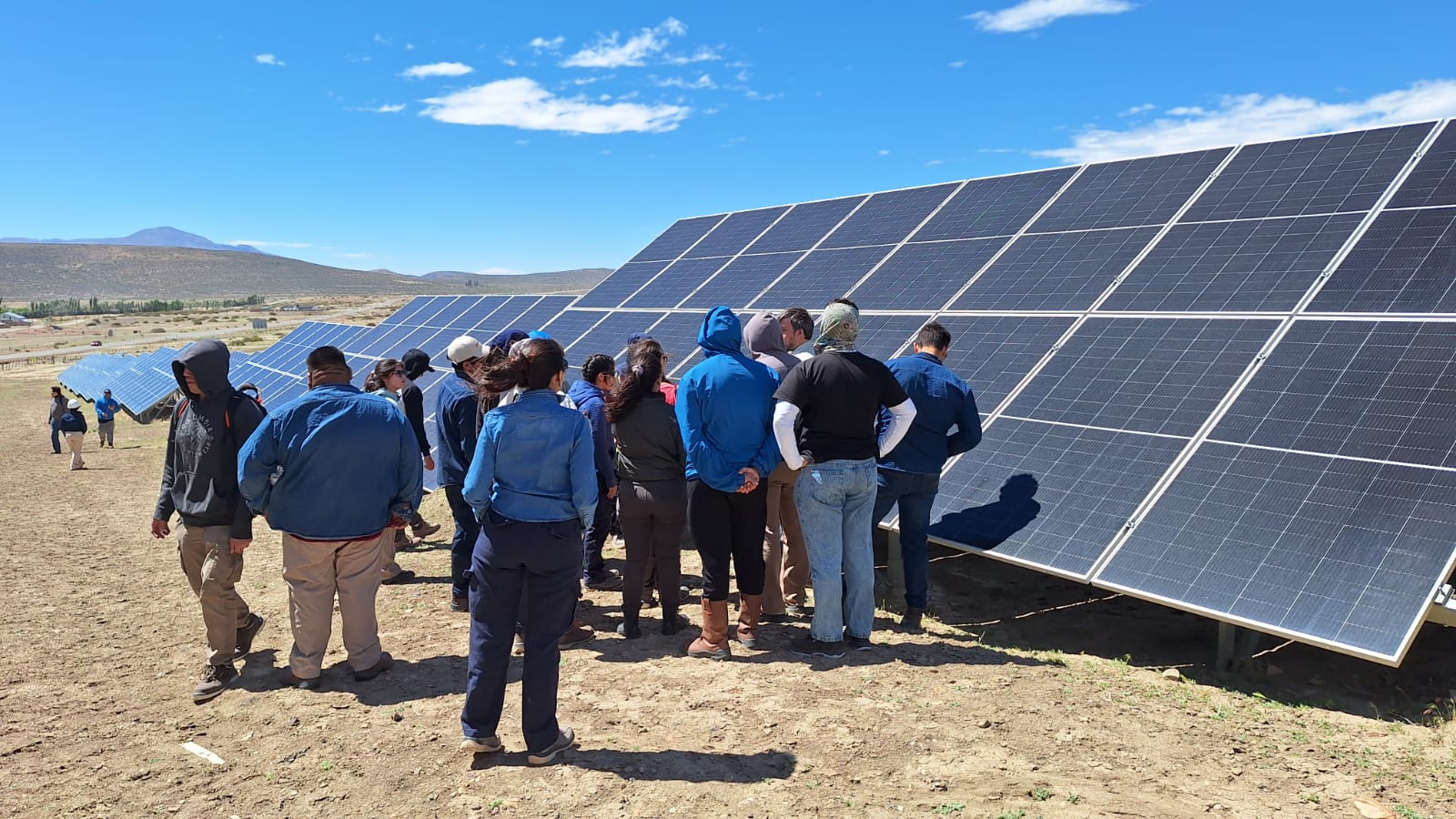 Lee más sobre el artículo Estudiantes de la Tecnicatura en Energías Renovables visitaron el Parque Solar “El Alamito”