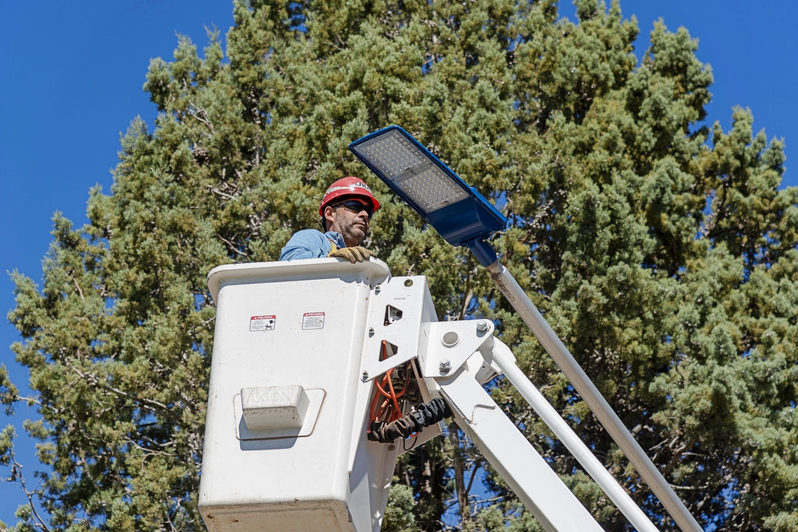 Lee más sobre el artículo CALF ya renovó con Led el 88 % del alumbrado público de Neuquén