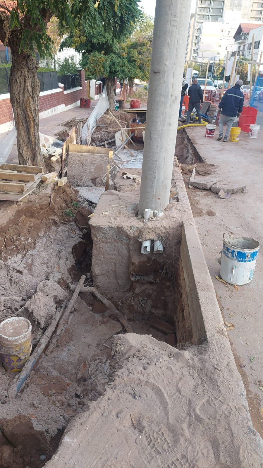 Lee más sobre el artículo CALF no tiene responsabilidad en la rotura del caño de agua del EPAS, en el centro de Neuquén
