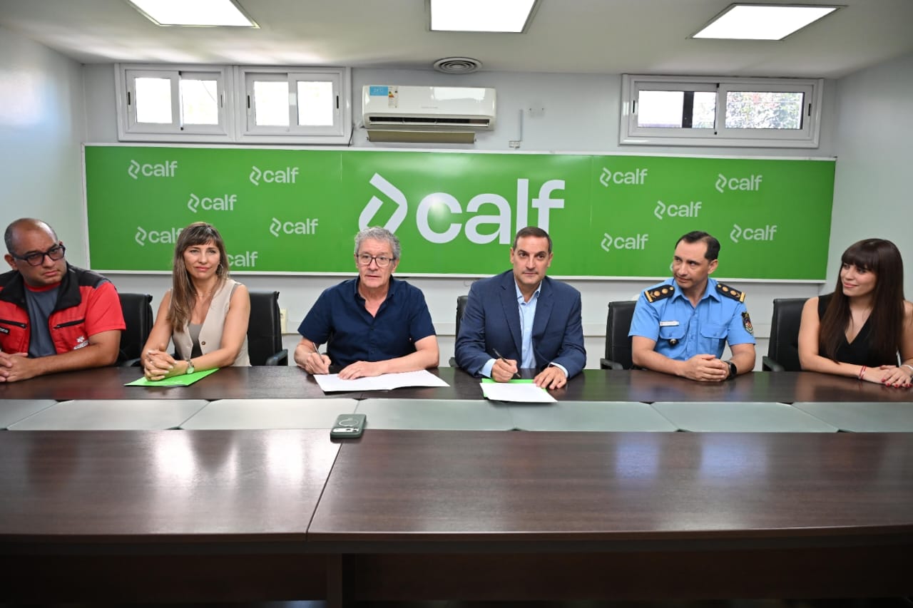 Lee más sobre el artículo CALF entrega 18 desfibriladores a la policía de Neuquén