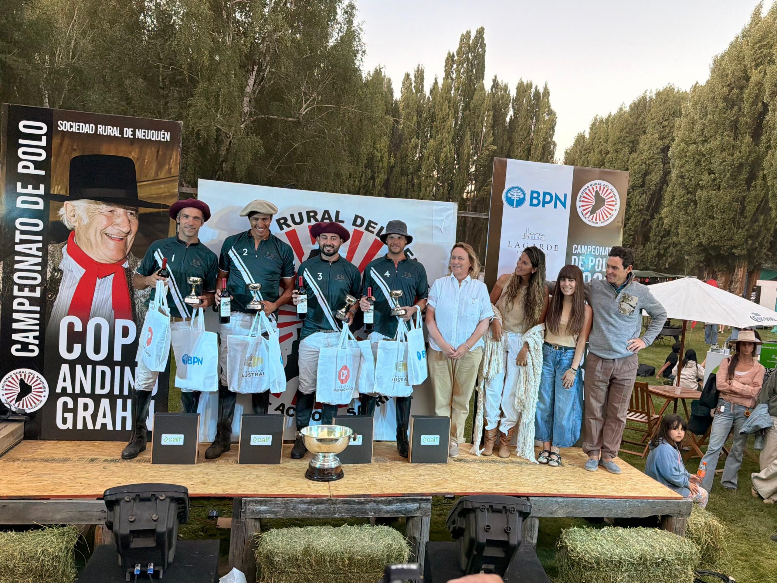 Lee más sobre el artículo CALF participó en la entrega de la Copa del Torneo de Polo en la Exposición Rural del Neuquén