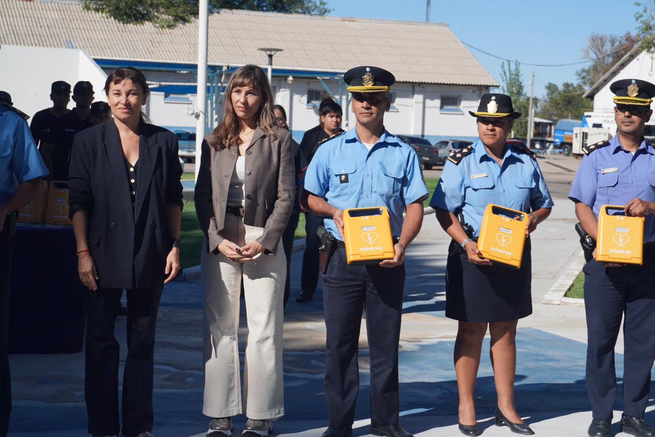 Lee más sobre el artículo CALF entregó 18 desfibriladores automáticos a la Policía provincial para fortalecer la respuesta ante emergencias