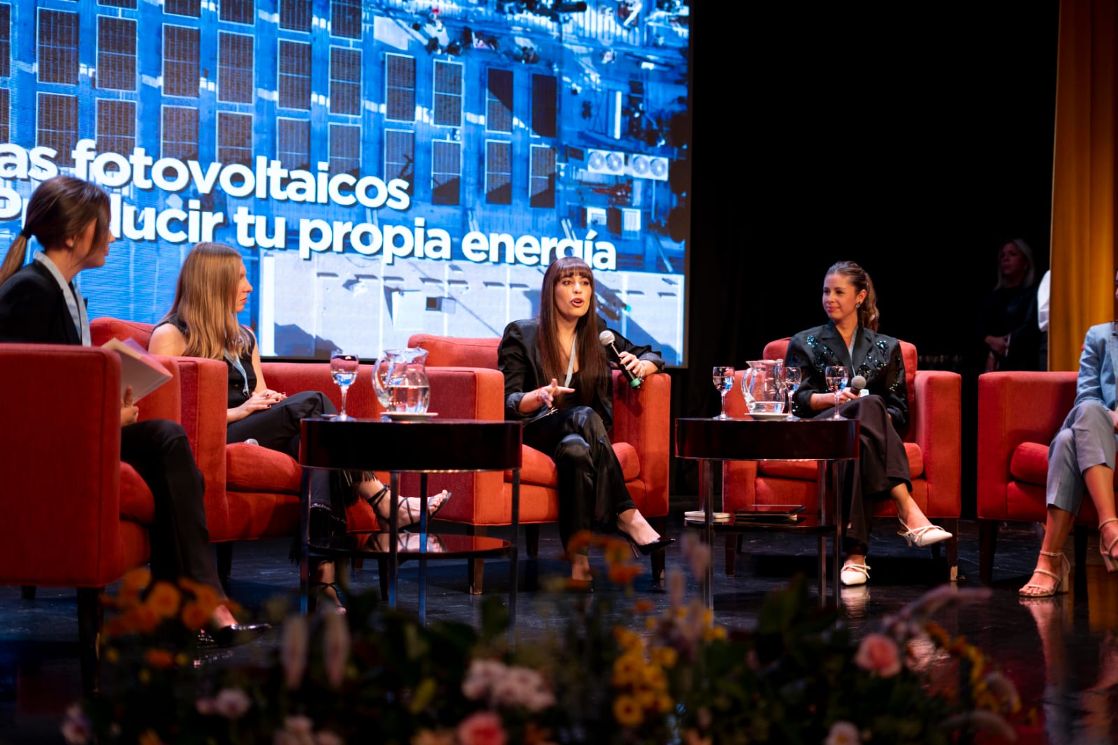 Lee más sobre el artículo CALF presentó sus nuevas unidades de servicio en el Foro Regional AGEI