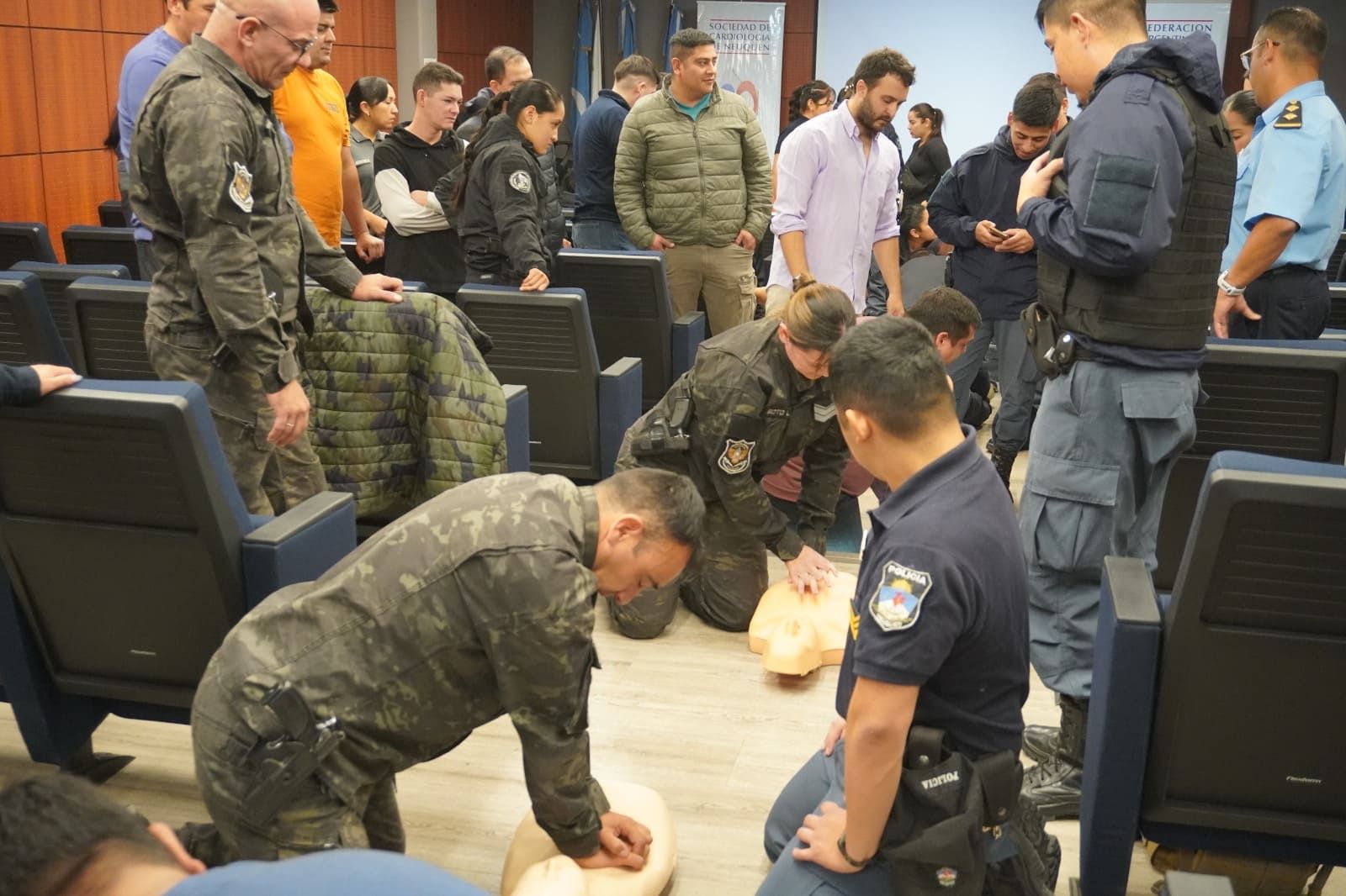 Lee más sobre el artículo CALF: Personal policial recibe formación clave en RCP y desfibriladores